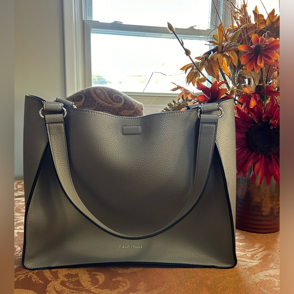 Calvin Klein Tote with matching cosmetic bag - Picture 2 of 8